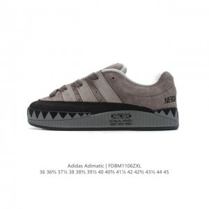阿迪达斯 Adidas Adimatic 马蒂奇系列低帮复古鲨鱼面包鞋运动休闲滑板板鞋。整个鞋面由牛皮革制成，搭配品牌标志性大尺寸三条纹 Logo，超宽鞋带作为