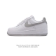 耐克 Nike Air Force 1 '07 Low 空军一号含气垫 低帮百搭厚底增高休闲运动板鞋。柔软、弹性十足的缓震性能和出色的中底设计，横跨复古与现代的