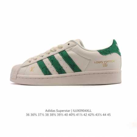 阿迪达斯 Adidas Superstar 2025年新款鞋子 经典贝壳头系列 新款休闲板鞋潮流男女士运动鞋 。鞋面帆布拼接材质 标志性的贝壳鞋头，简约的线条。 - 点击图像关闭