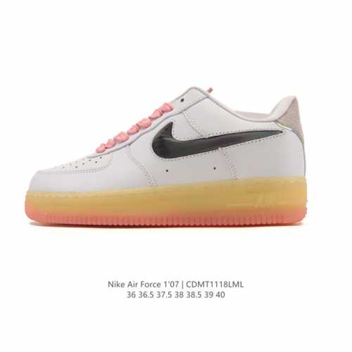 耐克 Nike Air Force 1 '07 Low 空军一号含气垫 低帮 小白鞋 百搭厚底增高休闲运动板鞋。柔软、弹性十足的缓震性能和出色的中底设计，横跨复