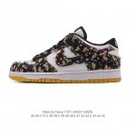 耐克 Nike Dunk Low Retro 运动鞋复古板鞋，作为 80 年代经典篮球鞋款，起初专为硬木球场打造，后来成为席卷街头的时尚标杆，现以经典细节和复古