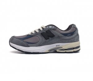 新百伦 New Balance 2002R 跑鞋 男女运动鞋厚底老爹鞋 沿袭了面世之初的经典科技 以 Encap 中底配以升级版 N-Ergy 缓震物料 鞋面则