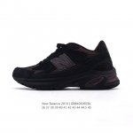 公司级 新百伦 New Balance2010秋冬英产做旧鞋款运动鞋 厚底增高老爹鞋。此复刻经典鞋款，加入当下大热的户外元素，以曾经篮球鞋款型式样加以打造鞋款造