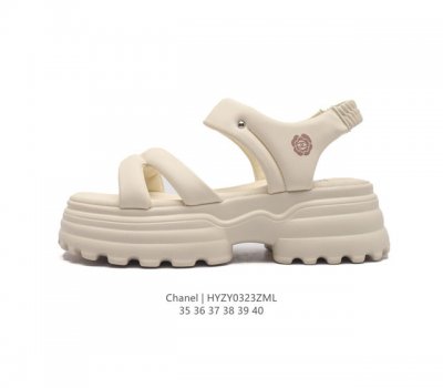Chanel 香奈儿 Logo 厚底增高休闲凉鞋 众多明星网红上脚 鞋面采用防水tpu材质 扣饰经过防氧化防腐蚀处理 原版大扣 并非市场上的烤漆掉色便宜扣饰 大