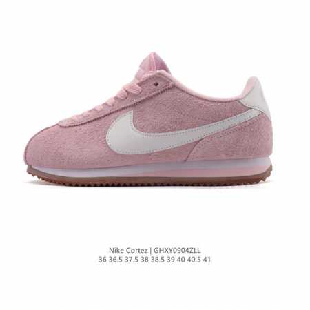 Nike Classic Cortez Nylon 耐克阿甘鞋女子运动鞋。秉承元年款经典风格，糅合防水鞋面设计，令双足保持干爽舒适。防水锦纶鞋面强势抵御风雨侵袭 - 点击图像关闭