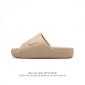 耐克 Nike Calm Slide 经典运动拖鞋时尚厚底增高男女一字拖鞋 沙滩鞋，拖鞋的外观十分吸引人，融合了舒适与时尚的元素，延续了简约独特的美学风尚，一体