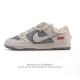 特价 耐克 Nike Dunk Low Retro 运动鞋复古板鞋 解构绑带 双鞋带 联名，作为 80 年代经典篮球鞋款，起初专为硬木球场打造，后来成为席卷街头