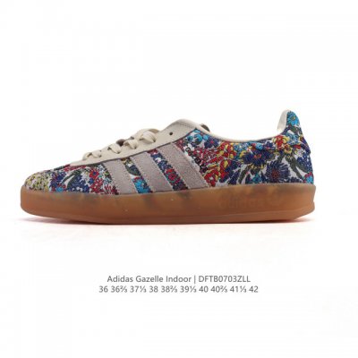 阿迪达斯 Adidas Originals Gazelle Indoor复古三叶草防滑透明橡胶板鞋经典运动鞋。这款经典鞋,忠于原版设计,缀撞色三条纹和鞋跟饰片。