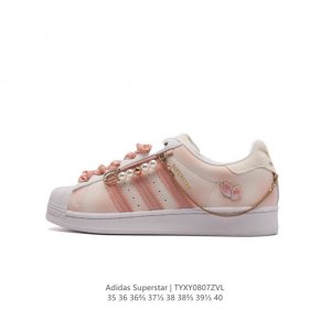 阿迪达斯 Adidas Superstar 三叶草经典贝壳头系列 新款休闲板鞋潮流女士运动鞋 。鞋面柔软皮革材质 标志性的贝壳鞋头，锯齿三条纹，简约的线条。就连