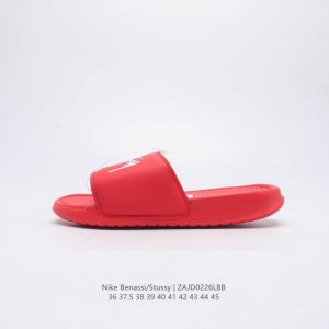 斯图西联名款stussy X Nike Benassi 拖鞋 一字拖男女凉拖鞋沙滩鞋 一直广受青睐的nike Sportswear 主打单品搭载了独具特色的鞋款