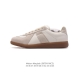 公司级 Maison Martin Margiela 马丁 马吉拉 德训休闲板鞋。牛皮革柔软细腻的特点与麋鹿皮的绒毛质感相结合，使其既有超高的柔软舒适度，又同时