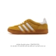 阿迪达斯 Adidas Originals Gazelle Indoor 复古三叶草防滑透明橡胶板鞋经典运动鞋。这款经典鞋,忠于原版设计,缀撞色三条纹和鞋跟饰片