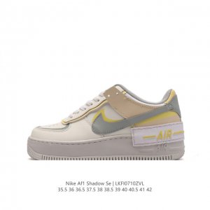 Nike 耐克低帮板鞋 空军一号 Af1马卡龙 Af1厚底增高百搭运动板鞋 Nike Air Force 1 “Shadow” 造型设计上与 Sacai X N