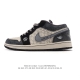 公司级 耐克 乔丹Air Jordan 1 Low Aj1 乔1 乔丹1代Aj1 低帮复古文化休闲运动篮球鞋。该鞋款从 1985 年元年款汲取设计灵感，焕新演绎