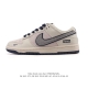 特价 耐克 Nike Sb Dunk Low Pro 男女款运动鞋复古板鞋。采用柔软皮革鞋面，经久耐穿，塑就如元年款 Dunk 般的复古质感。鞋头透气孔，搭配鞋