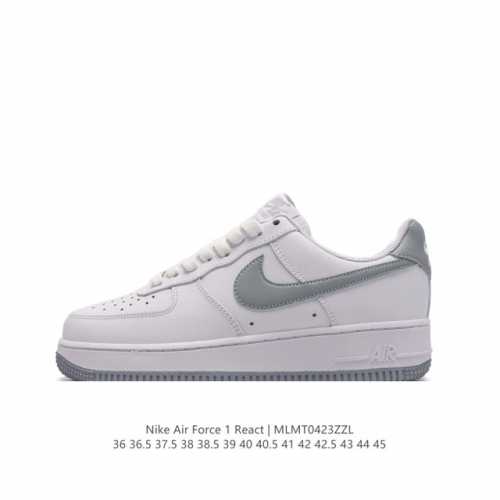 耐克 Nike Air Force 1 React Qs 空军一号 低帮 含气垫百搭休闲厚底增高运动板鞋。柔软、弹性十足的缓震性能和出色的中底设计，横跨复古与现