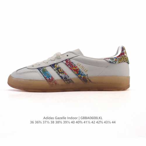 阿迪达斯 Adidas Originals Gazelle Indoor复古三叶草防滑透明橡胶板鞋经典运动鞋。这款经典鞋,忠于原版设计,缀撞色三条纹和鞋跟饰片。