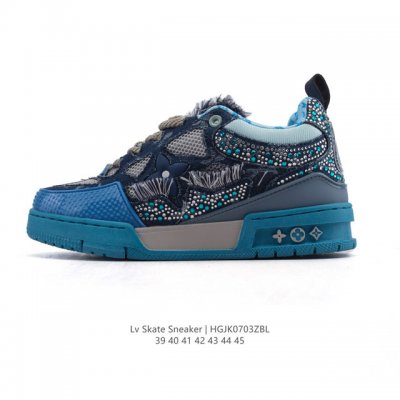 公司级 Lv Skate Sneaker 路易威登 男士闪亮钻石鞋面运动板鞋 2025年新款 秋冬秀场初次亮相，此次以粒面牛皮革焕新呈现。加垫鞋领和鞋舌援引滑板