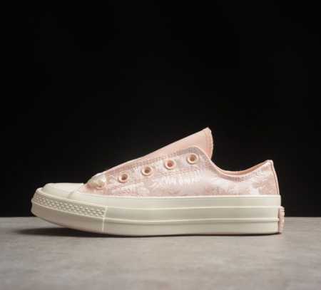 Coverse Chuck 1970S 丝绸低帮婚鞋 A07248C 谁能想到chuck 70 摇身一变成婚鞋 整体的粉白缎面感细腻又有光泽 有一种复古雅致的感 - 点击图像关闭