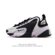 耐克 Nike Zoom 2K 复古跑鞋复古百搭老爹慢跑鞋厚底增高男女鞋 ，包子鞋的外形设计颇具复古气质。整体由皮革与网布混合打造，并在鞋身中部覆盖巨大的塑料点