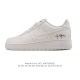 耐克 Nike Air Force 1 '07 Low 空军一号含气垫 低帮百搭厚底增高休闲运动板鞋。柔软、弹性十足的缓震性能和出色的中底设计，横跨复古与现代的