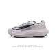 耐克 Nike Zoom Fly 5 运动鞋男女士公路跑鞋竞速跑步鞋厚底增高老爹鞋。采用耐用的设计，不仅可以部署在您最喜欢的比赛的起跑线上，还可以部署在征服后的