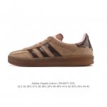 阿迪达斯 Adidas Originals Gazelle Indoor复古三叶草防滑透明橡胶板鞋经典运动鞋。这款经典鞋,忠于原版设计,缀撞色三条纹和鞋跟饰片。