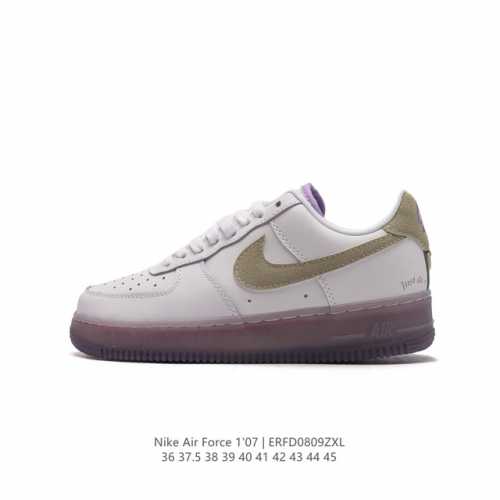 耐克 Nike Air Force 1 '07 Low 空军一号含气垫 低帮百搭厚底增高休闲运动板鞋。柔软、弹性十足的缓震性能和出色的中底设计，横跨复古与现代的