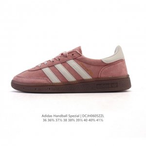 阿迪达斯 Adidas Handball Spezial 低帮三叶草学院风复古休闲板鞋 德训鞋 橡胶底柔软皮革经典运动鞋板鞋。圆头、缝合拼接设计、正面绑带、鞋舌