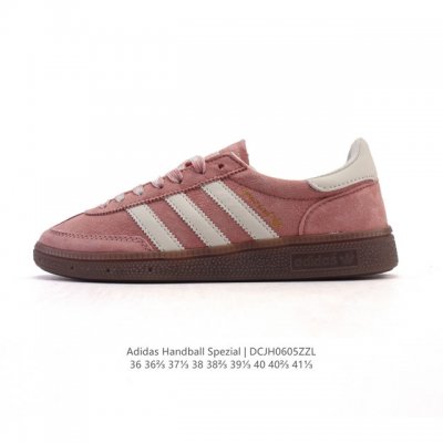 阿迪达斯 Adidas Handball Spezial 低帮三叶草学院风复古休闲板鞋 德训鞋 橡胶底柔软皮革经典运动鞋板鞋。圆头、缝合拼接设计、正面绑带、鞋舌