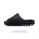 公司级 阿迪达斯 Adidas Yeezy Slide 经典运动拖鞋时尚厚底增高男女一字拖鞋 防滑锯齿鞋底。Yeezy Slide椰子拖鞋的外观十分吸引人，融合