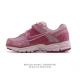 Nike 耐克夏季 Zoom Vomero 5 运动鞋休闲训练跑步鞋。Nike Zoom Vomero 5 女子运动鞋妥帖包覆足部，提供透气支撑效果。耐穿材料组
