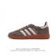 阿迪达斯 Adidas Handball Spezial 三叶草学院风复古休闲板鞋 德训鞋 橡胶底柔软皮革经典运动鞋板鞋。圆头、缝合拼接设计、正面绑带、鞋舌部位