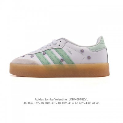 Adidas 阿迪达斯 男女款运动鞋 三叶草Samba Velentine 休闲鞋 德训鞋 复古板鞋经典运动鞋。一款阿迪达斯的Samba面包鞋，该鞋具有厚实的用