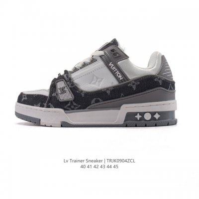 Lv Skate Sneaker 路易威登 2025年新款运动板鞋 蛇年限定 春夏秀场初次亮相，此次以粒面牛皮革焕新呈现。加垫鞋领和鞋舌援引滑板鞋设计，科技鞋带