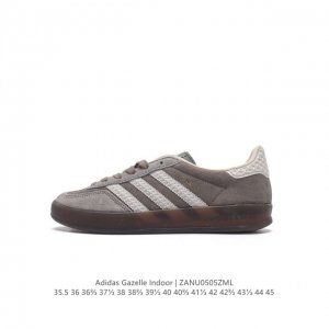 阿迪达斯 Adidas Originals Gazelle Indoor 复古三叶草防滑透明橡胶板鞋经典运动鞋。这款经典鞋,忠于原版设计,缀撞色三条纹和鞋跟饰片