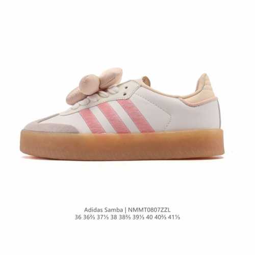 Adidas 阿迪达斯 女款运动鞋 三叶草Samba Velentine 休闲鞋 德训鞋 复古板鞋经典运动鞋。一款阿迪达斯的Samba面包鞋，该鞋具有厚实的用料