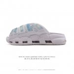 耐克 Nike Air More Uptempo Slide皮蓬拖鞋 休闲沙滩鞋 家居拖鞋 以流行于街头的涂鸦文化为设计灵感，整体的设计风格夸张而充满魅力，厚实