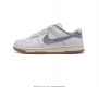 公司级nike Dunk Low Washed Denim 水洗丹宁 整双鞋选用白色皮质鞋面作为基础 之后还在鞋舌以及内衬加入泛黄做旧设计 另外再辅以米色中底和