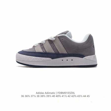 阿迪达斯 Adidas Adimatic 马蒂奇系列低帮复古鲨鱼面包鞋运动休闲滑板板鞋。整个鞋面由牛皮革制成，搭配品牌标志性大尺寸三条纹 Logo，超宽鞋带作为 - 点击图像关闭