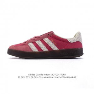 阿迪达斯 Adidas Originals Gazelle Indoor 复古三叶草防滑透明橡胶板鞋经典运动鞋。这款经典鞋,忠于原版设计,缀撞色三条纹和鞋跟饰片