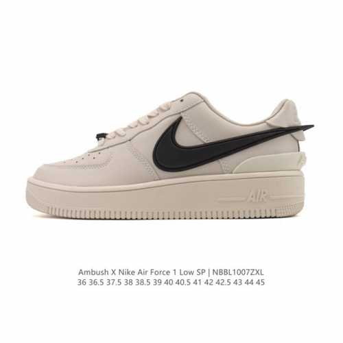 特价 耐克 空军一号 Af1 低帮休闲板鞋 Ambush X Nk Air Force 7 Low Sp 空军一号联名标志性的Swoosh延伸至鞋跟之外，鞋舌和