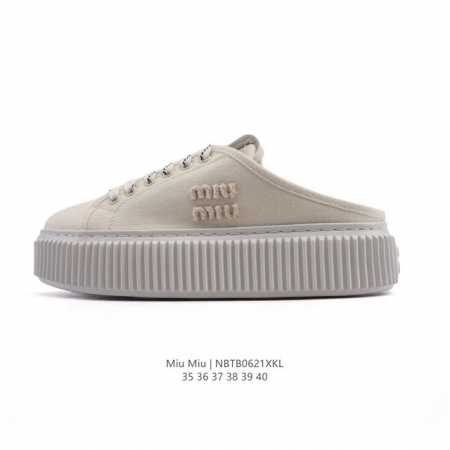 新品公司级 Miumiu厚底增高 包头运动凉拖鞋，半拖鞋 一脚蹬 家居休闲时尚舒适之选！缪缪 Miumiu 的厚底松糕跟帆布鞋，以其卓越的品质和时尚感，成为了时 - 点击图像关闭