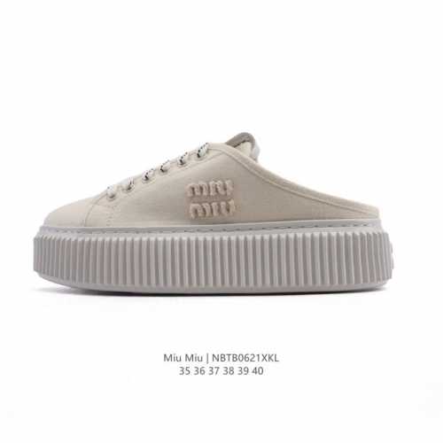 新品公司级 Miumiu厚底增高 包头运动凉拖鞋，半拖鞋 一脚蹬 家居休闲时尚舒适之选！缪缪 Miumiu 的厚底松糕跟帆布鞋，以其卓越的品质和时尚感，成为了时