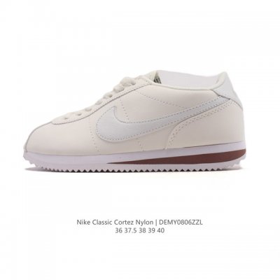 Nike Classic Cortez Nylon 耐克阿甘鞋女子运动鞋，秉承元年款经典风格，糅合防水鞋面设计，令双足保持干爽舒适。防水锦纶鞋面强势抵御风雨侵袭