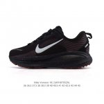 耐克 Nike Vomero 18 厚底增高老爹运动跑步鞋。全新 Vomero 提供比以往更多的緩衝效能以及該系列有史以來最高的鞋底高度，結合 Nike 的 Z