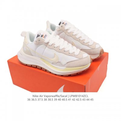 耐克 Sacai X Nike Vaporwaffle 华夫三代3.0 走秀重磅联名款运动鞋 。鞋款由Pegasus与Vaporfly两款鞋型的设计元素共同构建