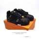 路易威登 Louis Vuitton Lv路易威登板鞋 时尚运动鞋 浮雕老花Logo 潮厚底增高鞋 。舒适防滑底和百搭性霸屏整个时尚娱乐圈，细节调整完美主义！采