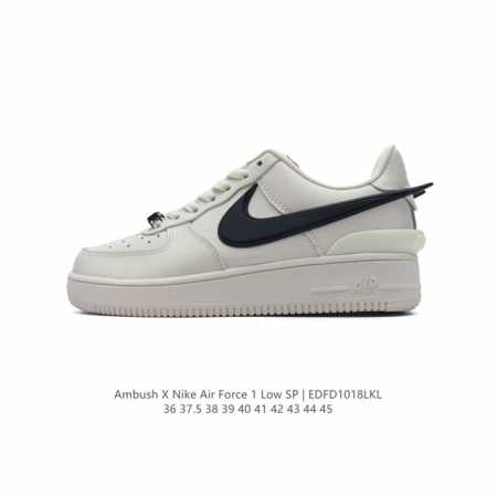 耐克 空军一号 AF1 低帮休闲板鞋 Ambush x Nk Air Force 1'07 Low SP 空军一号联名标志性的Swoosh延伸至鞋跟之外，鞋舌和 - 点击图像关闭