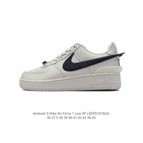 耐克 空军一号 AF1 低帮休闲板鞋 Ambush x Nk Air Force 1'07 Low SP 空军一号联名标志性的Swoosh延伸至鞋跟之外，鞋舌和